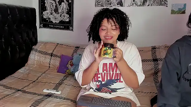 chloe kisses online show from 12, 9, 2025