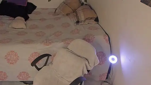 chloe kisses online show from 16, 3, 2026