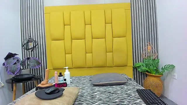 Snapshot of bryonycutee chatting on 28, 10, 2025 bryonycutee online show from 28, 10, 2025