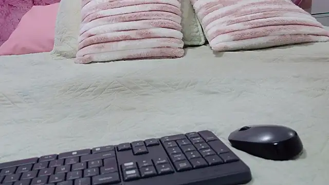 emmacurvy online show from 25, 3, 2026