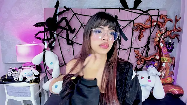 Snapshot of ZarahQueen chatting on 15, 10, 2025 ZarahQueen online show from 15, 10, 2025