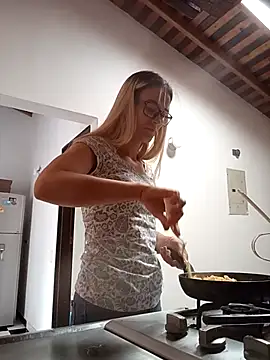 Snapshot of Mariam_Arango chatting on 27, 10, 2025 Mariam Arango online show from 27, 10, 2025