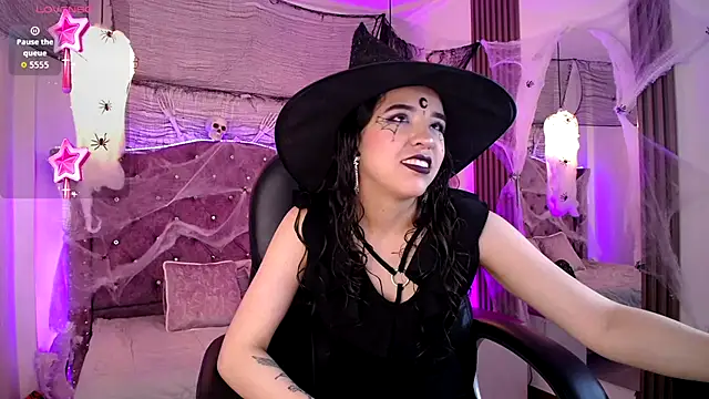 Snapshot of Amara_Davis chatting on 29, 10, 2025 Amara Davis online show from 29, 10, 2025