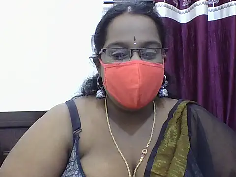 Snapshot of Reena-gowda chatting on 7, 10, 2025 Reena-gowda online show from 7, 10, 2025