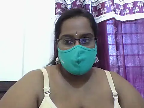 Snapshot of Reena-gowda chatting on 13, 10, 2025 Reena-gowda online show from 13, 10, 2025