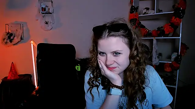 Snapshot of foxy_tease_ chatting on 22, 10, 2025 foxy tease online show from 22, 10, 2025