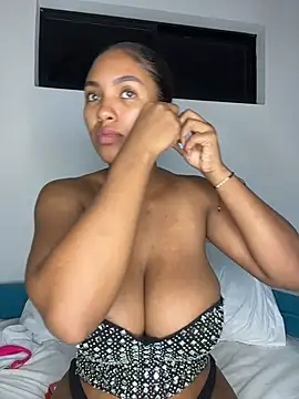 Snapshot of Mia_sweet80 chatting on 10, 10, 2025 Mia sweet80 online show from 10, 10, 2025