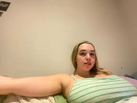 Snapshot of violetcutie chatting on 19, 9, 2025 violetcutie online show from 19, 9, 2025