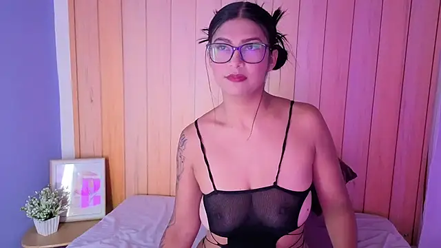 Snapshot of daphnevans chatting on 12, 11, 2025 daphnevans online show from 12, 11, 2025