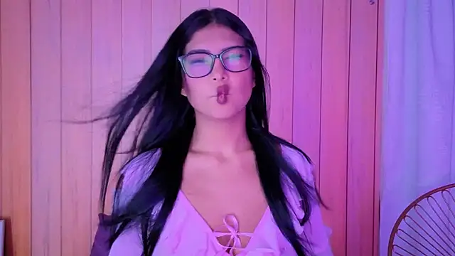 Snapshot of daphnevans chatting on 28, 11, 2025 daphnevans online show from 28, 11, 2025