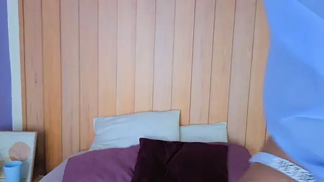 Snapshot of daphnevans chatting on 14, 12, 2025 daphnevans online show from 14, 12, 2025