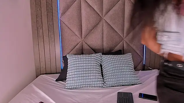 TiffValentinee  online show from 13, 9, 2025