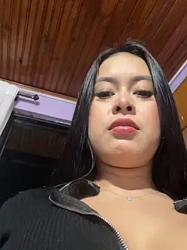 CrisMarulanda online show from 12, 11, 2025