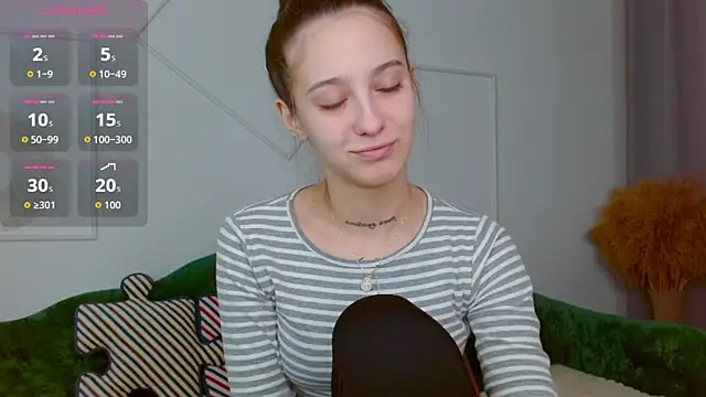 Snapshot of Little_cherryy__ chatting on 13, 10, 2025 Little cherryy online show from 13, 10, 2025