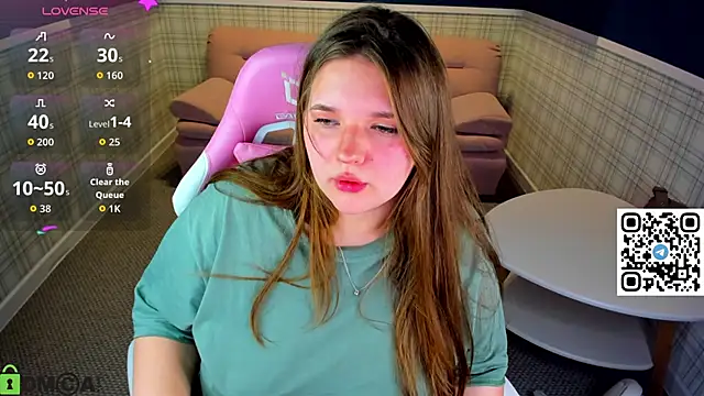 Snapshot of Chloee_White chatting on 4, 10, 2025 Chloee White online show from 4, 10, 2025