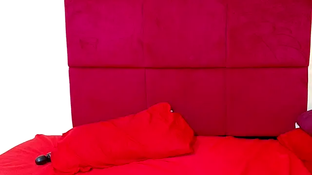 Snapshot of HugeTitisxx chatting on 17, 11, 2025 HugeTitisxx online show from 17, 11, 2025