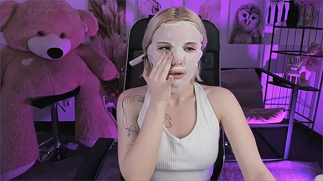 AuroraWrenfield online show from 23, 12, 2025