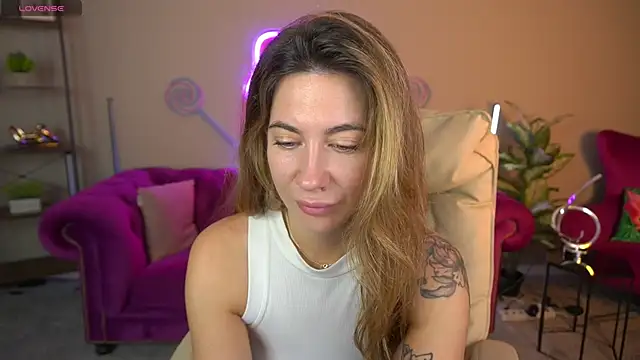 Snapshot of KateShanny chatting on 4, 12, 2025 KateShanny online show from 4, 12, 2025