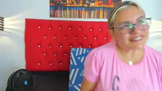 Snapshot of carolinacrus01 chatting on 20, 10, 2025 carolinacrus01 online show from 20, 10, 2025