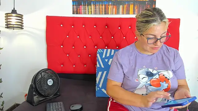 Snapshot of carolinacrus01 chatting on 26, 10, 2025 carolinacrus01 online show from 26, 10, 2025