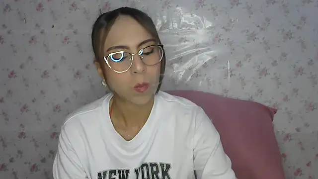 Snapshot of Roselingalvis13 chatting on 6, 6, 2026 Roselingalvis13 online show from 6, 6, 2026