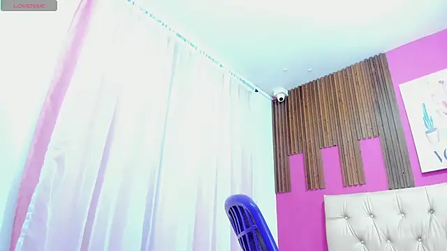 Snapshot of Lucia_Spear chatting on 25, 10, 2025 Lucia Spear online show from 25, 10, 2025