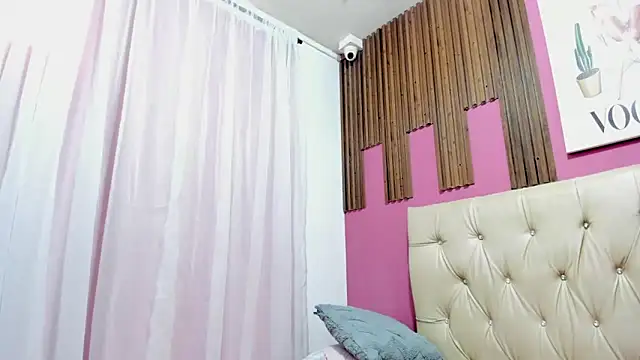 Snapshot of Lucia_Spear chatting on 5, 11, 2025 Lucia Spear online show from 5, 11, 2025