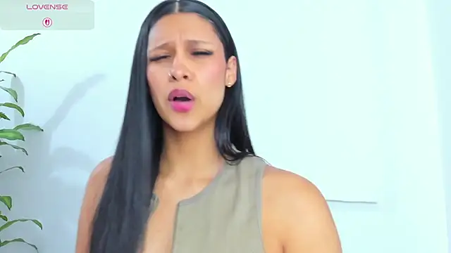 Snapshot of MacarenaSmith chatting on 17, 12, 2025 MacarenaSmith online show from 17, 12, 2025