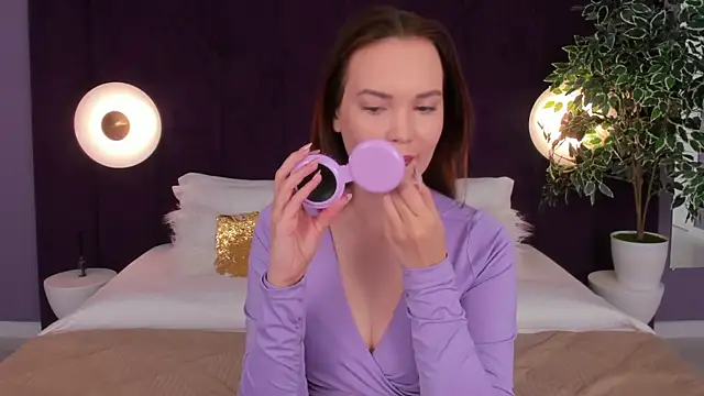 Snapshot of KiraHolli chatting on 12, 9, 2025 KiraHolli online show from 12, 9, 2025