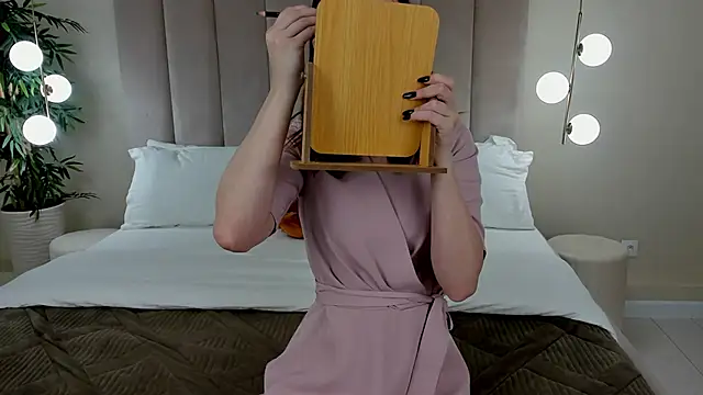 Snapshot of KiraHolli chatting on 1, 10, 2025 KiraHolli online show from 1, 10, 2025