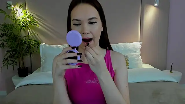 Snapshot of KiraHolli chatting on 7, 10, 2025 KiraHolli online show from 7, 10, 2025