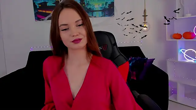 Snapshot of KiraHolli chatting on 28, 10, 2025 KiraHolli online show from 28, 10, 2025