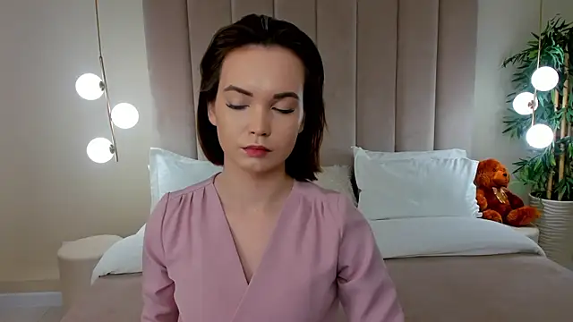 Snapshot of KiraHolli chatting on 24, 11, 2025 KiraHolli online show from 24, 11, 2025