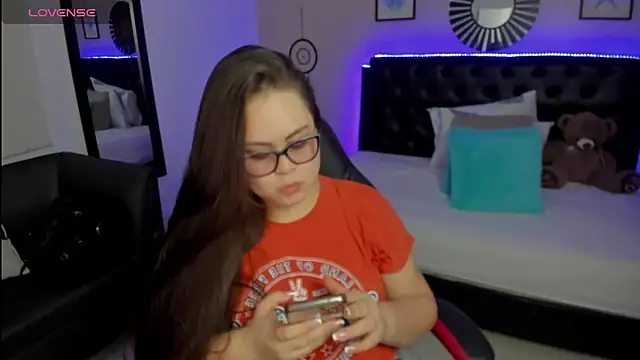 Snapshot of LolaVillalobos chatting on 8, 10, 2025 LolaVillalobos online show from 8, 10, 2025