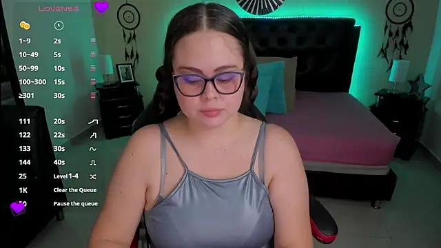 Snapshot of LolaVillalobos chatting on 9, 10, 2025 LolaVillalobos online show from 9, 10, 2025