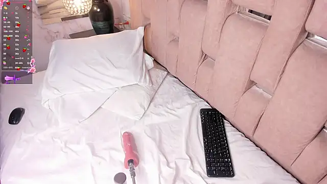 Snapshot of NinaCapelli chatting on 11, 11, 2025 NinaCapelli online show from 11, 11, 2025