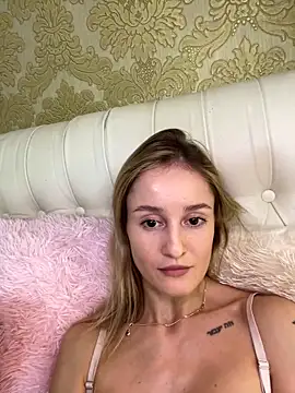 Snapshot of RosieBlossom chatting on 22, 10, 2025 RosieBlossom online show from 22, 10, 2025