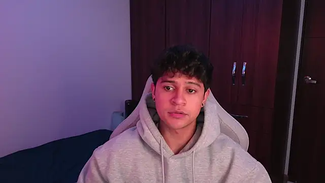 Snapshot of domsantiago_ chatting on 8, 10, 2025 domsantiago online show from 8, 10, 2025