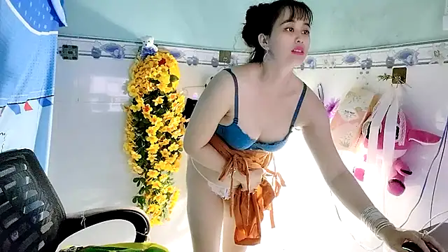 Snapshot of emgaixinhngoan chatting on 2, 10, 2025 emgaixinhngoan online show from 2, 10, 2025