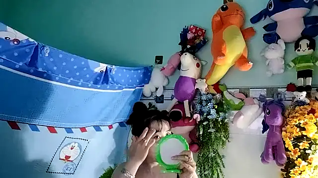 Snapshot of emgaixinhngoan chatting on 8, 11, 2025 emgaixinhngoan online show from 8, 11, 2025