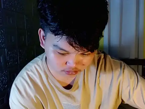 Snapshot of Reynelcock chatting on 9, 11, 2025 Reynelcock online show from 9, 11, 2025