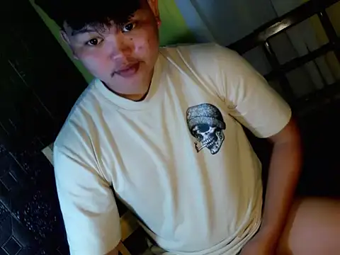 Snapshot of Reynelcock chatting on 28, 11, 2025 Reynelcock online show from 28, 11, 2025