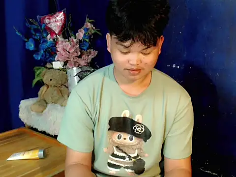 Snapshot of Reynelcock chatting on 28, 11, 2025 Reynelcock online show from 28, 11, 2025