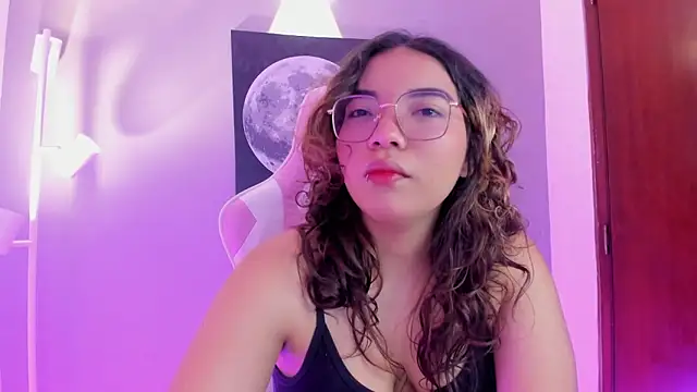 Snapshot of AliceCamxxx chatting on 9, 9, 2025 AliceCamxxx online show from 9, 9, 2025