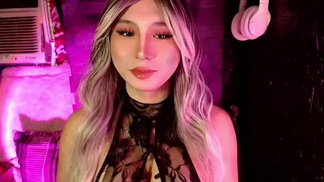 Snapshot of UrhotlucyTS chatting on 7, 11, 2025 UrhotlucyTS online show from 7, 11, 2025