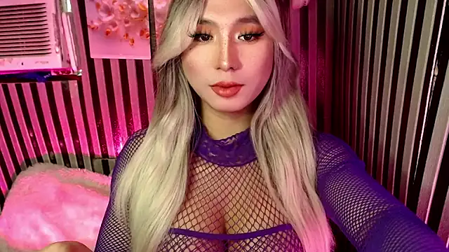 UrhotlucyTS online show from 22, 3, 2026