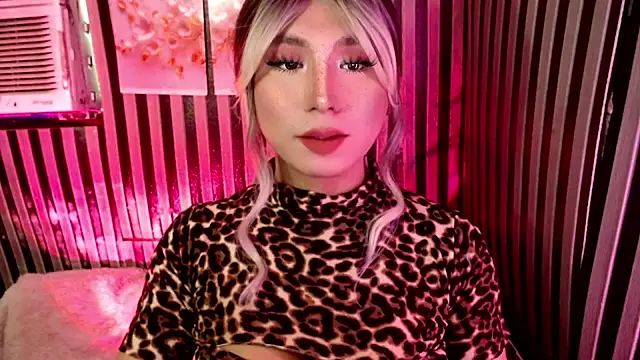 UrhotlucyTS online show from 26, 4, 2026