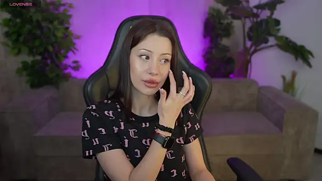 Snapshot of Selena_Glow chatting on 6, 10, 2025 Selena Glow online show from 6, 10, 2025