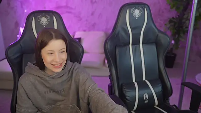 Snapshot of Selena_Glow chatting on 23, 10, 2025 Selena Glow online show from 23, 10, 2025