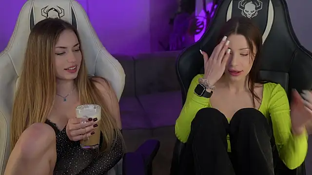 Snapshot of Selena_Glow chatting on 28, 11, 2025 Selena Glow online show from 28, 11, 2025